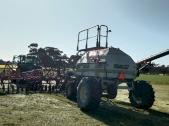 Bourgault 8810 Air Seeder with 6200 Air Cart