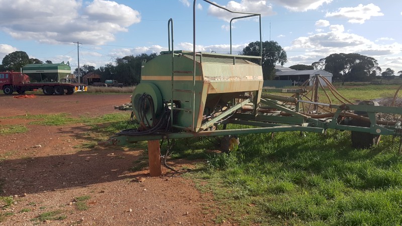 John Deere 547 Air Seeder