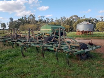 John Deere 547 Air Seeder