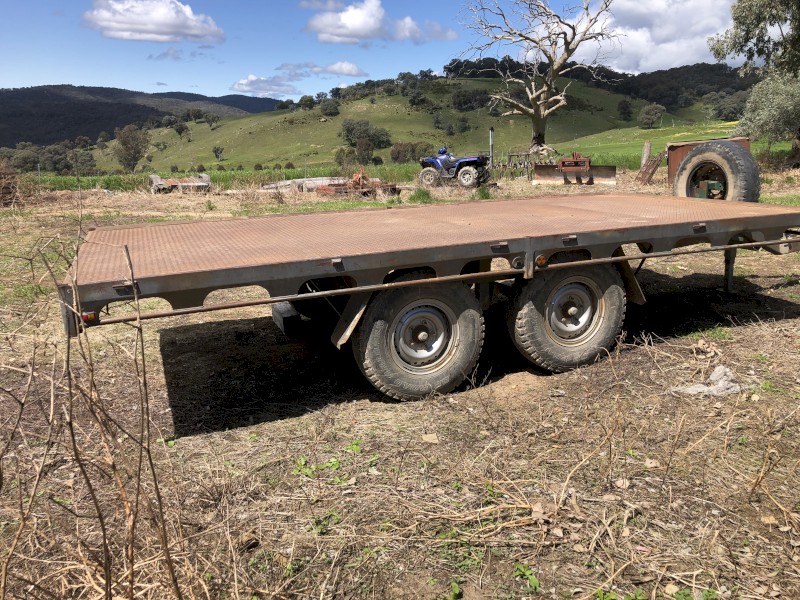Flat top trailer with stock crate.