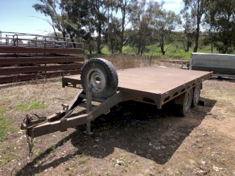 Flat top trailer with stock crate.