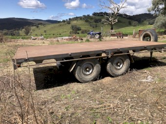 Flat top trailer with stock crate.