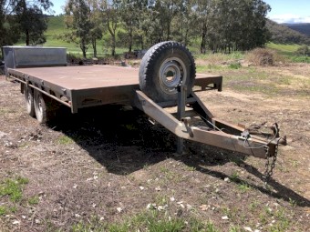 Flat top trailer with stock crate.