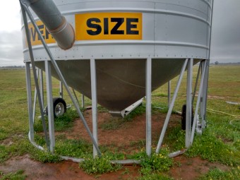 SOLD    31.7t Ahrens Auger field bin