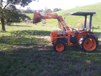 1992 Kubota L245DT with loader   1135 hours (would suit small farmer or orchardist)