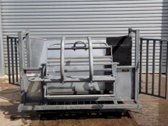 ArrowQuip Sheep Catcher Crush Handler AS NEW