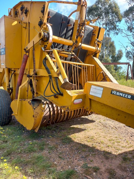 Under Auction - (A236) Vermeer 504 Round Baler 