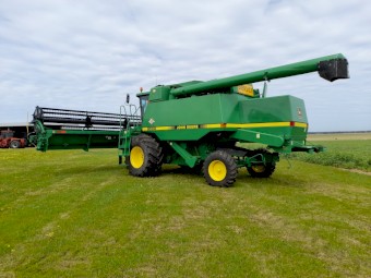 John Deere 9500 Aniversary Header with 30ft Front and Trailer