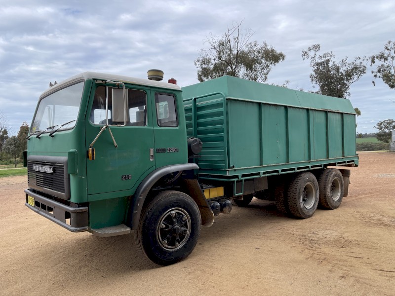 Acco tipper with grouper divider. Bogie drive 13 speed road ranger