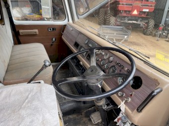 Acco tipper with grouper divider. Bogie drive 13 speed road ranger