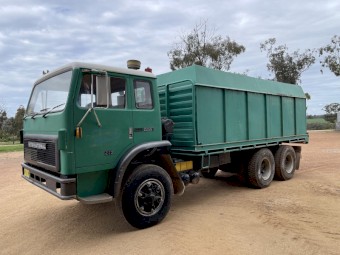 Acco tipper with grouper divider. Bogie drive 13 speed road ranger