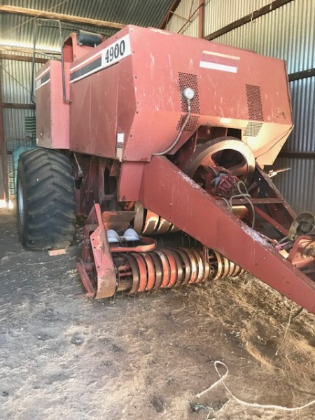 Hesston 4900 Baler (8x4x4)