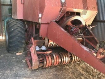 Hesston 4900 Baler (8x4x4)
