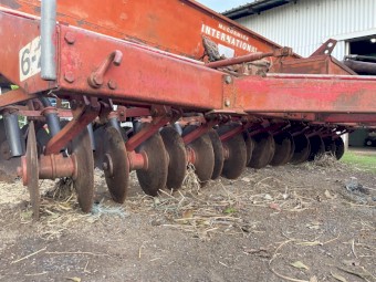 International 6-2 Disc Cultivation Planter