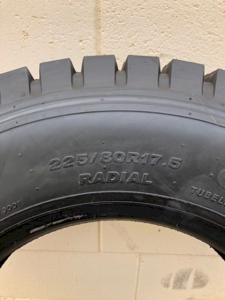 225/80R17.5 Bridgestone L330 Truck Tyres 123/122L