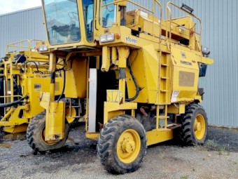 2000 UR 900 Series SP Grape Harvester