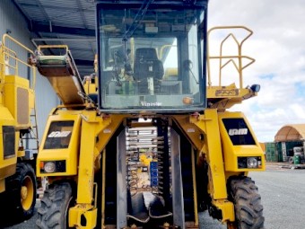 2005 Vinestar UR 1000 Series SP Grape Harvester
