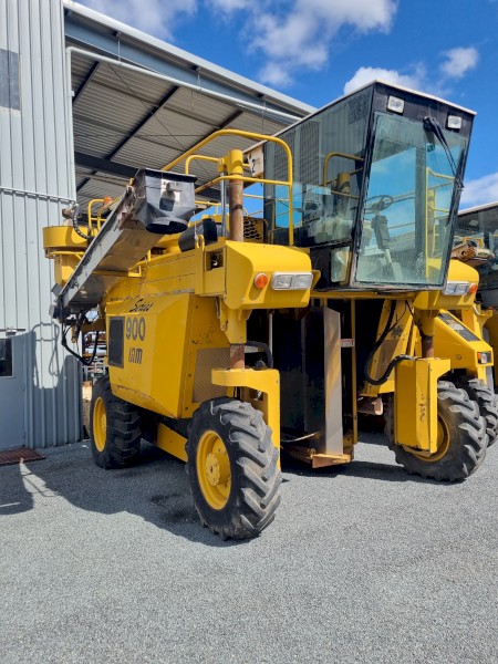 2001 Vinestar UR 900 Series SP Grape Harvester | Farm Tender