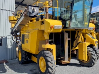 2001 Vinestar UR 900 Series SP Grape Harvester