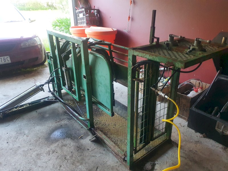 Air Operated Sheep Handler