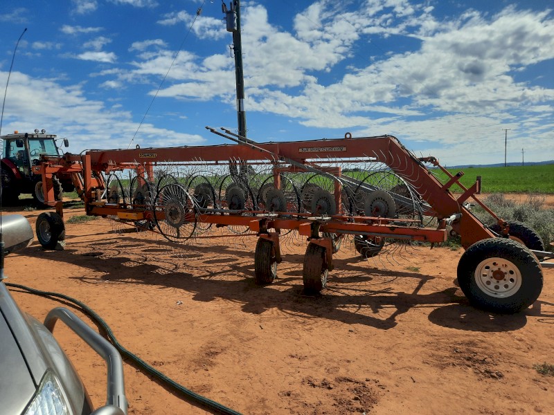 Schinckel 16 wheel V Rake