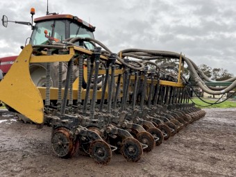 2014 Serafin 8034 Linkage Disc Seeding Bar with trailing Simplicity Box