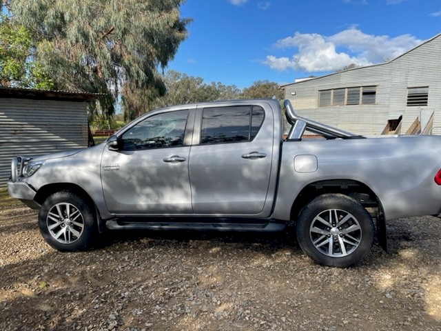 2017 TOYOTA HILUX SR5 DUAL CAB 4WD