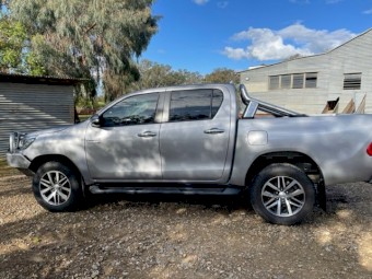 2017 TOYOTA HILUX SR5 DUAL CAB 4WD