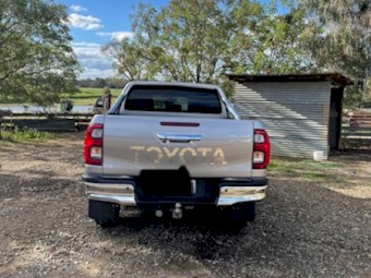 2017 TOYOTA HILUX SR5 DUAL CAB 4WD
