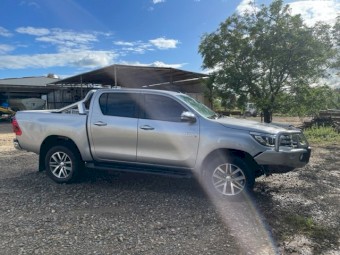 2017 TOYOTA HILUX SR5 DUAL CAB 4WD