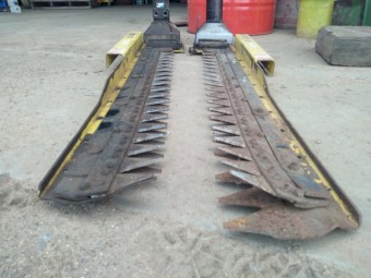 2 x Sabre vertical knives.