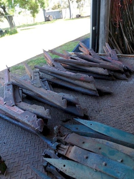 Crop lifters and fingers