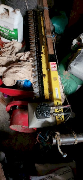 1 pair of Sabre vertical knives