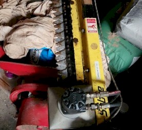 1 pair of Sabre vertical knives