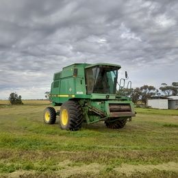 1997 John Deere Anniversery Edition 9500 Header