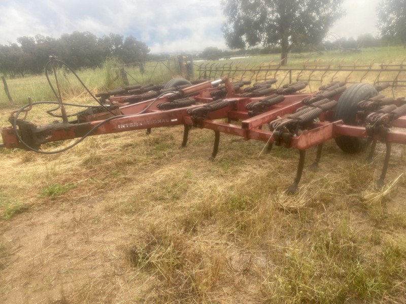 International 211 33 Tyne scarifier 