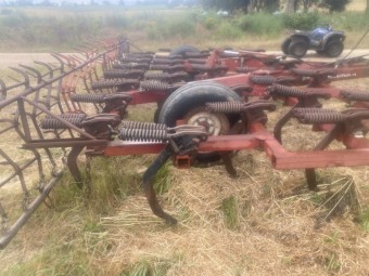 International 211 33 Tyne scarifier 