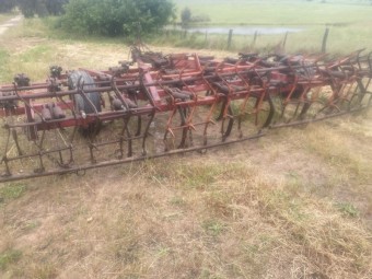 International 211 33 Tyne scarifier 