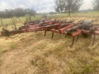 International 211 33 Tyne scarifier 