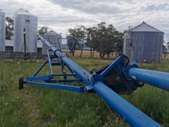 Brandt 1060 Swing Away Auger