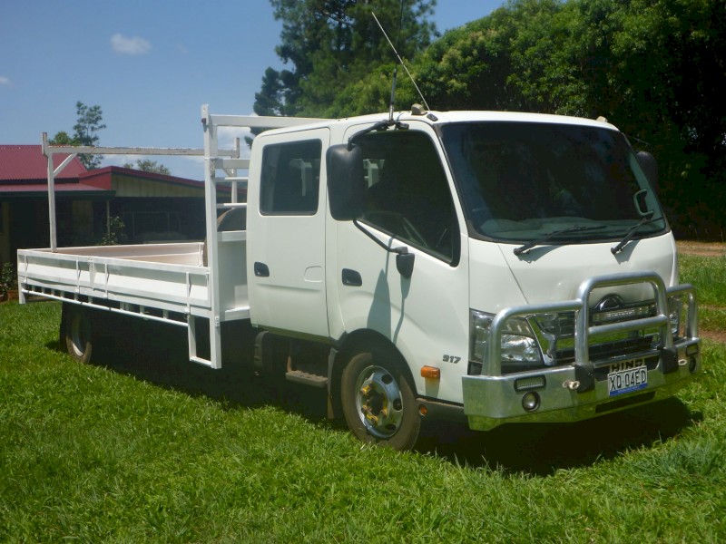 2013 HINO 300 917 DUAL CAB WITH VERY LOW KMS.