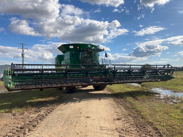 2014 John Deere S680 Combine & 640D Front with Comb Trailer