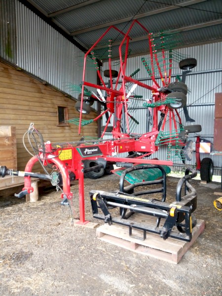 2020 Kverneland 9472C Twin Rotor Hay Rake