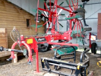 2020 Kverneland 9472C Twin Rotor Hay Rake