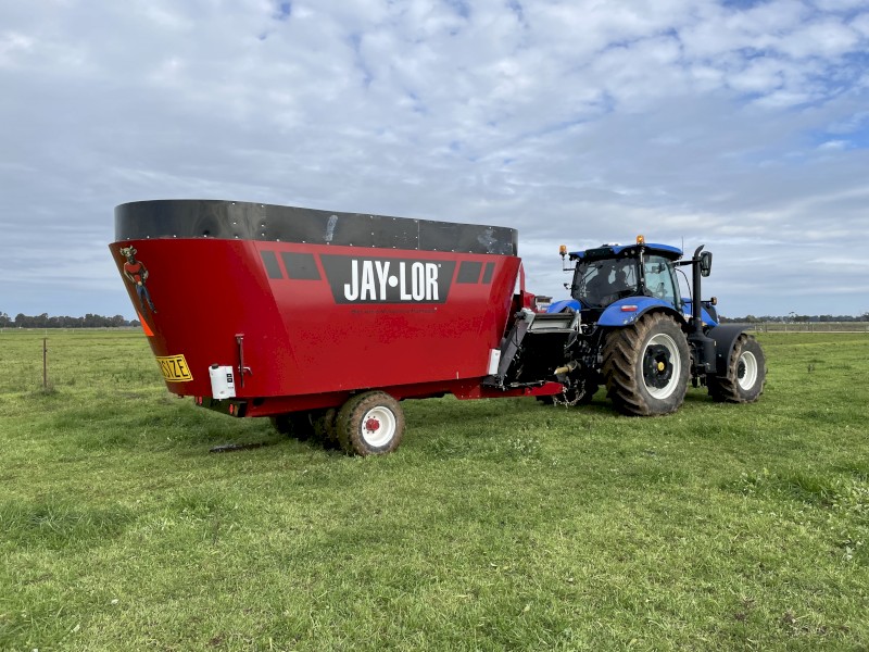 JayLor Twin Auger Mixer Wagon model 5750 (2015) Farm Tender