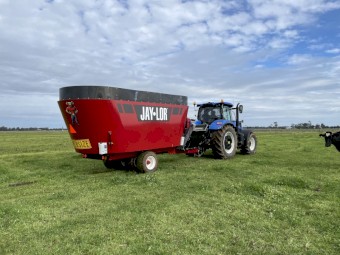 Jay-Lor Twin Auger Mixer Wagon model 5750 (2015)