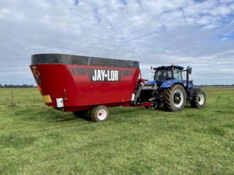 Jay-Lor Twin Auger Mixer Wagon model 5750 (2015)