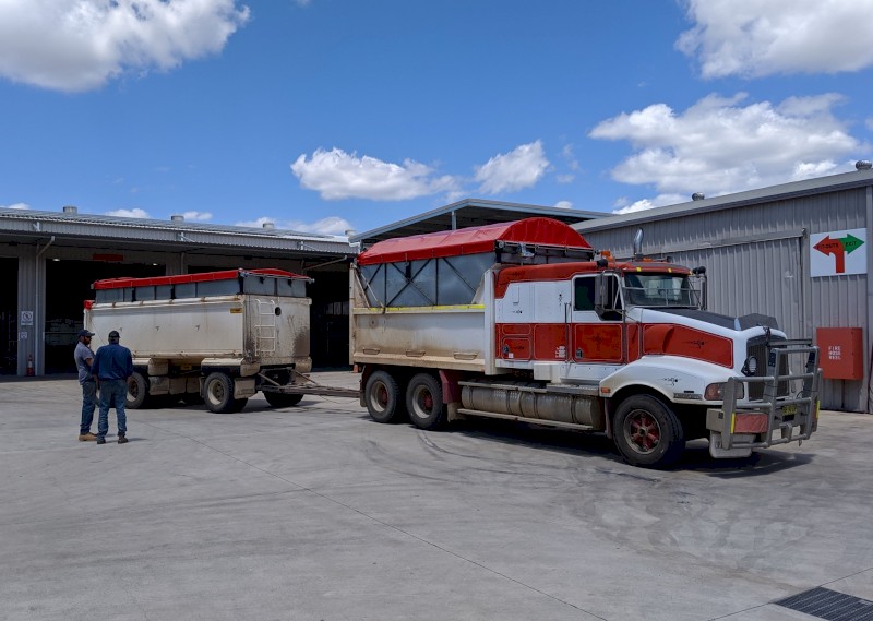 2002 T401 Kenworth and 2006 Macol Super Dog
