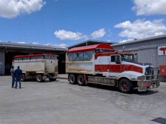 2002 T401 Kenworth and 2006 Macol Super Dog