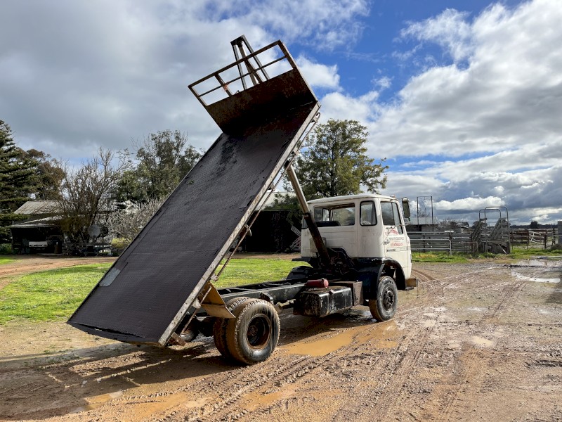 Farm Truck - Dodge 650 Tipper Tray Truck